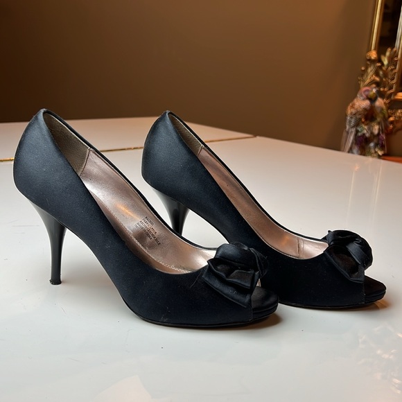 🖤WHITE HOUSE BLACK MARKET BLACK SATIN 4” OPEN TOE HEELS WITH BOW SIZE 7🖤 - Picture 16 of 16